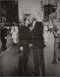Read more about the article historic photo kiss