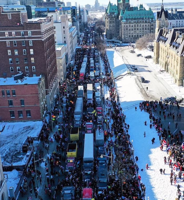 trucks-linked-up-in-ottawa-protest.jpg